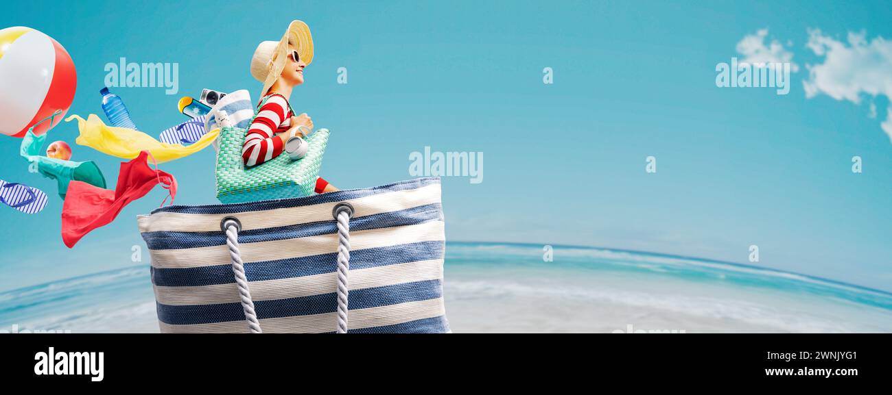 Femme heureuse voyageant à l'intérieur d'un sac de plage, concept de vacances d'été Banque D'Images