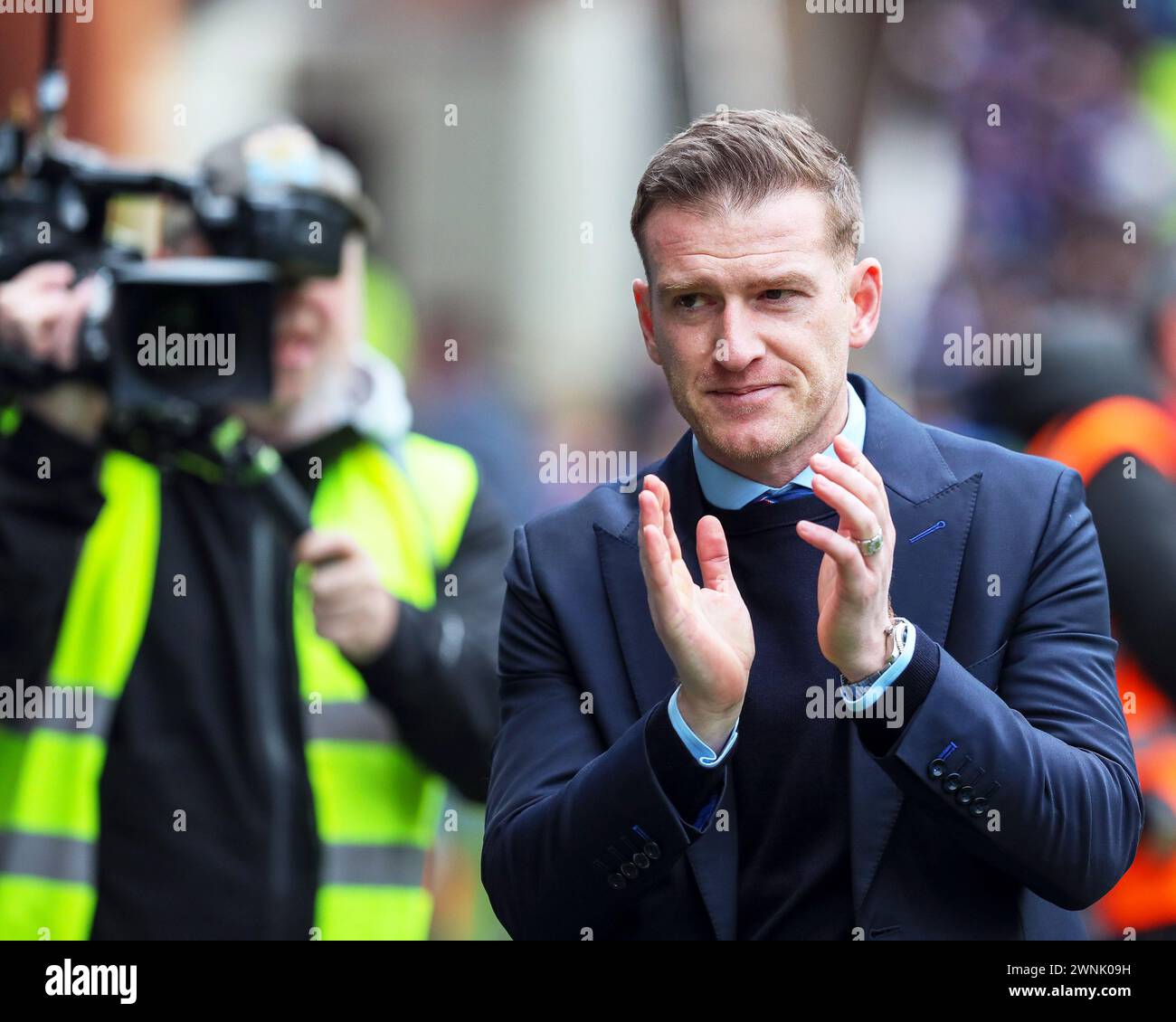 Steve Davis, joueur de football, applaudissant la foule de fans au Ibrox Stadium, Glasgow, Royaume-Uni après avoir reçu un set de décanteurs de présentation Banque D'Images