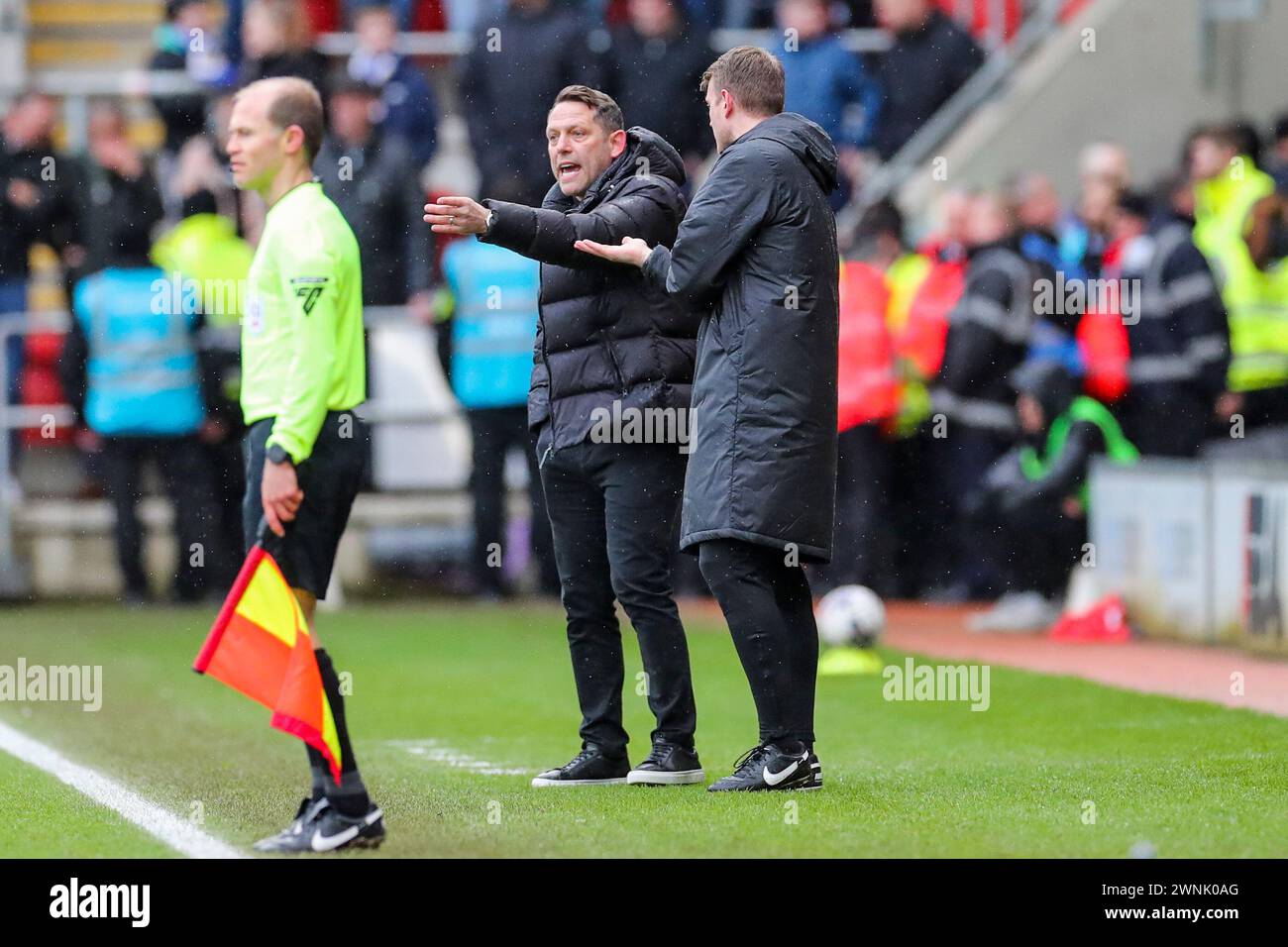 Rotherham, Royaume-Uni. 02 mars 2024. Leam Richardson, manager de Rotherham United, gestes lors du Rotherham United FC v Sheffield mercredi FC Sky Bet EFL Championship match au Aesseal New York Stadium, Rotherham, Angleterre, Royaume-Uni le 2 mars 2024 Credit : Every second Media/Alamy Live News Banque D'Images