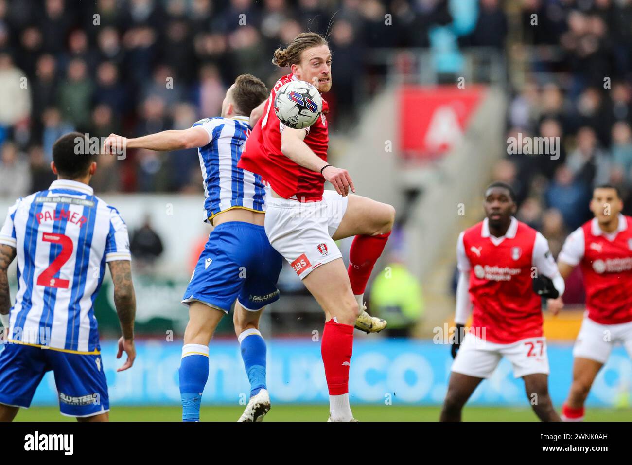 Rotherham, Royaume-Uni. 02 mars 2024. L'attaquant Tom Eaves (9) de Rotherham United combat le défenseur de Sheffield Will Vaulks (4) lors du match du Championnat EFL de Rotherham United FC v Sheffield Wednesday FC Sky Bet au stade Aesseal New York, Rotherham, Angleterre, Royaume-Uni le 2 mars 2024 crédit : Every second Media/Alamy Live News Banque D'Images