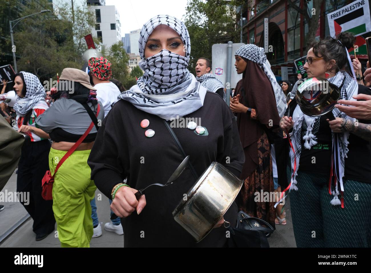 Les femmes se mettent à cogner des pots lors d'un rassemblement pro-palestinien à Melbourne, Victoria, Australie Banque D'Images