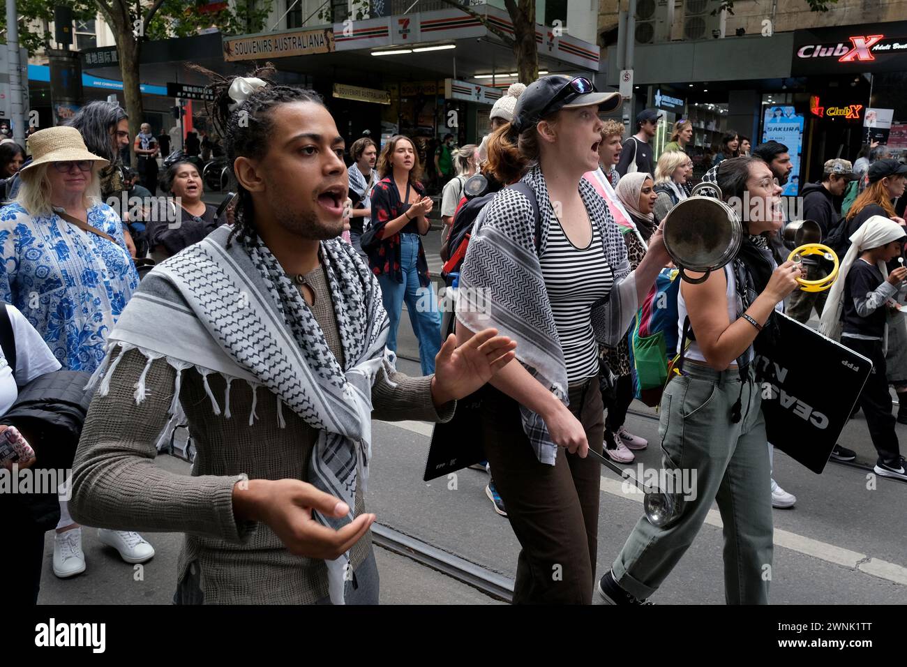 Les manifestants se mettent à chanter et à cogner lors d'un rassemblement pro-palestinien à Melbourne, Victoria, Australie Banque D'Images