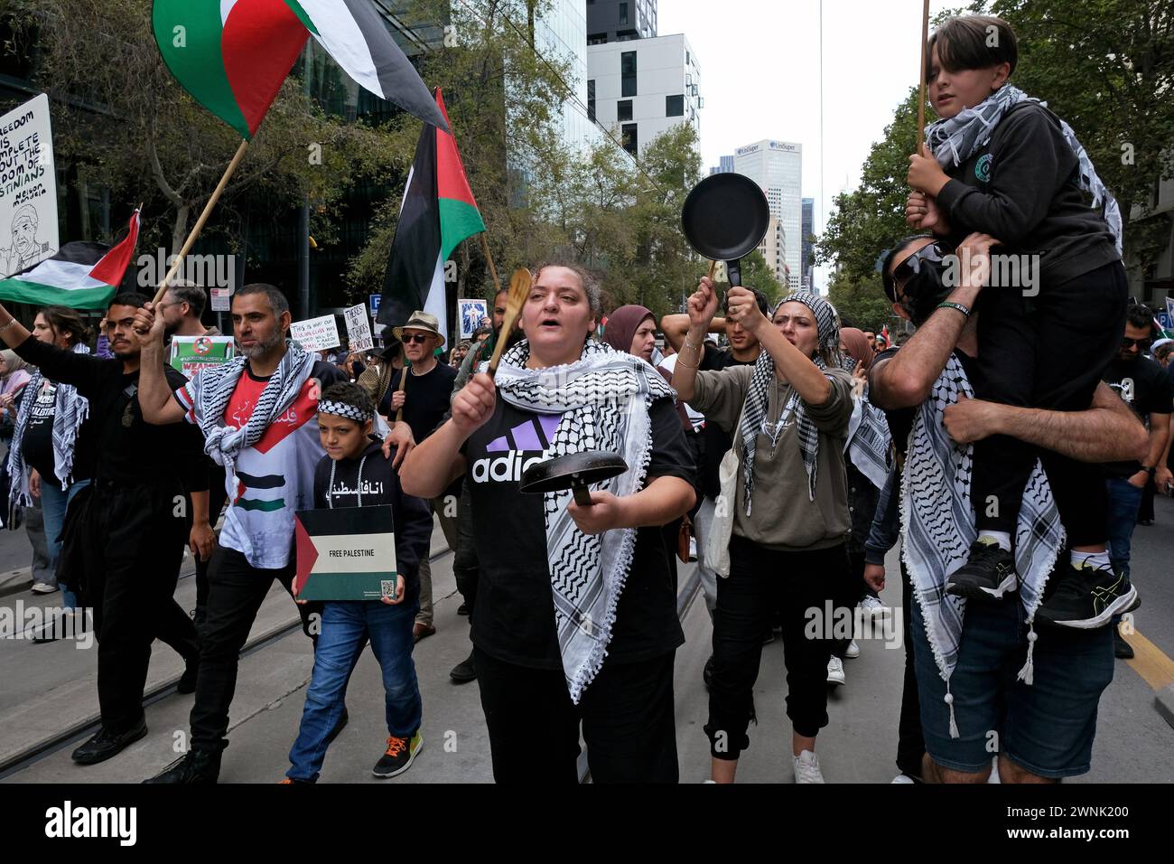 Les femmes se mettent à cogner des pots lors d'un rassemblement pro-palestinien à Melbourne, Victoria, Australie Banque D'Images