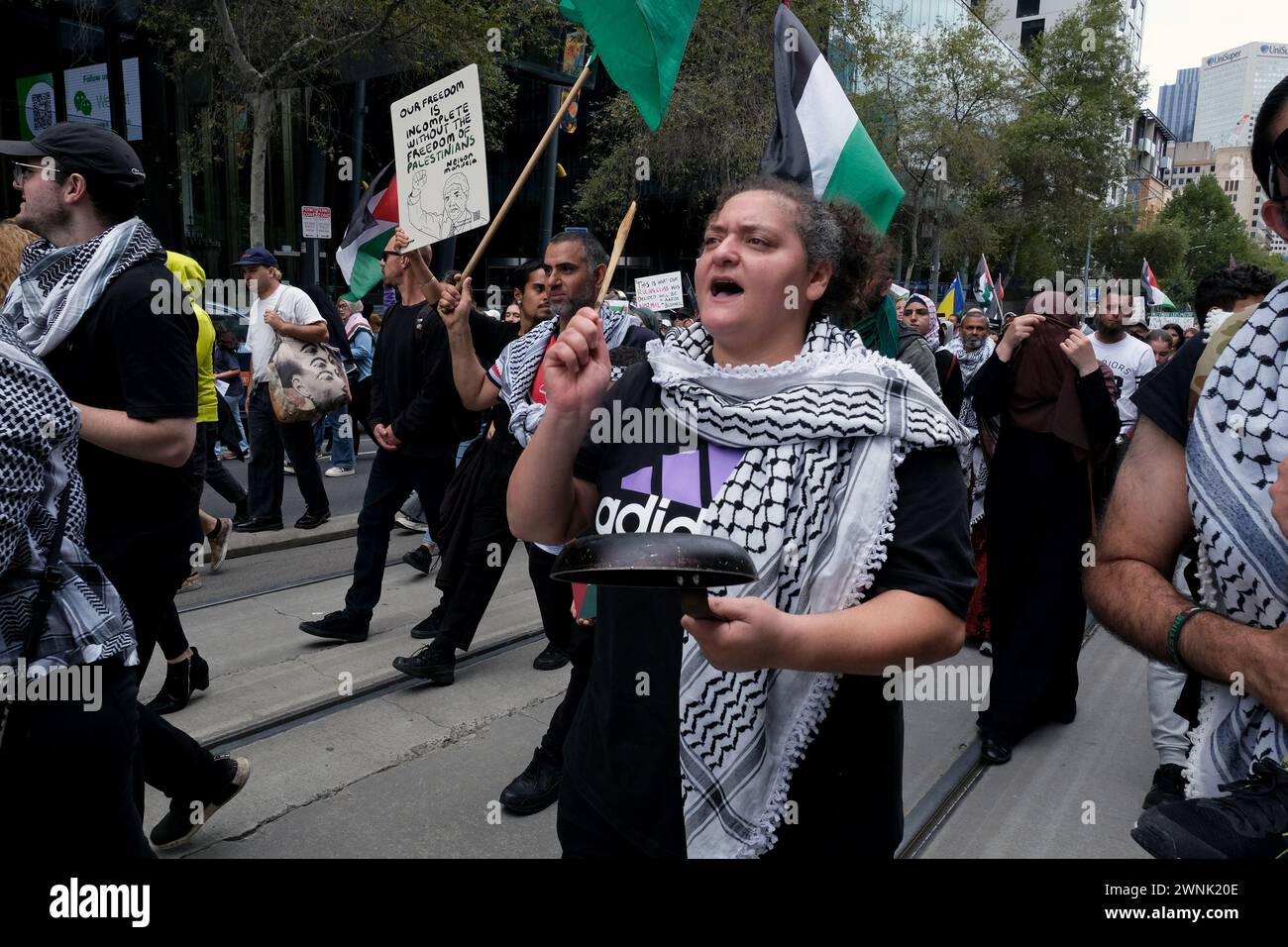 Une femme frappe un pot lors d'un rassemblement pro-palestinien à Melbourne, Victoria, Australie Banque D'Images