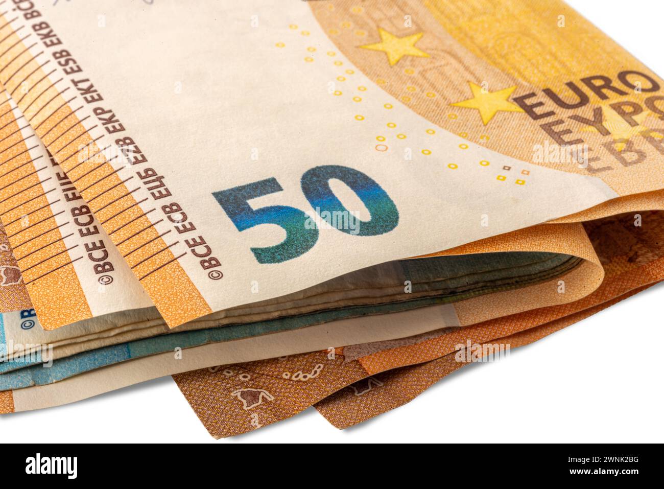 Billets en euros pliés avec gros plan du symbole de 50 euros, isolés sur blanc Banque D'Images