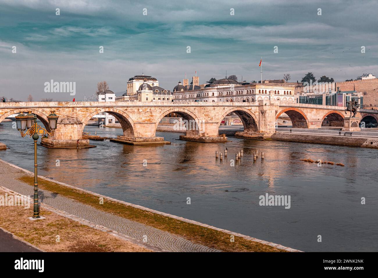 Skopje, Macédoine du Nord - 7 février 2024 : le pont de pierre ou Taskopru est un pont enjambant le fleuve Vardar à Skopje, construit par le sultan Mehmed le conquérant Banque D'Images