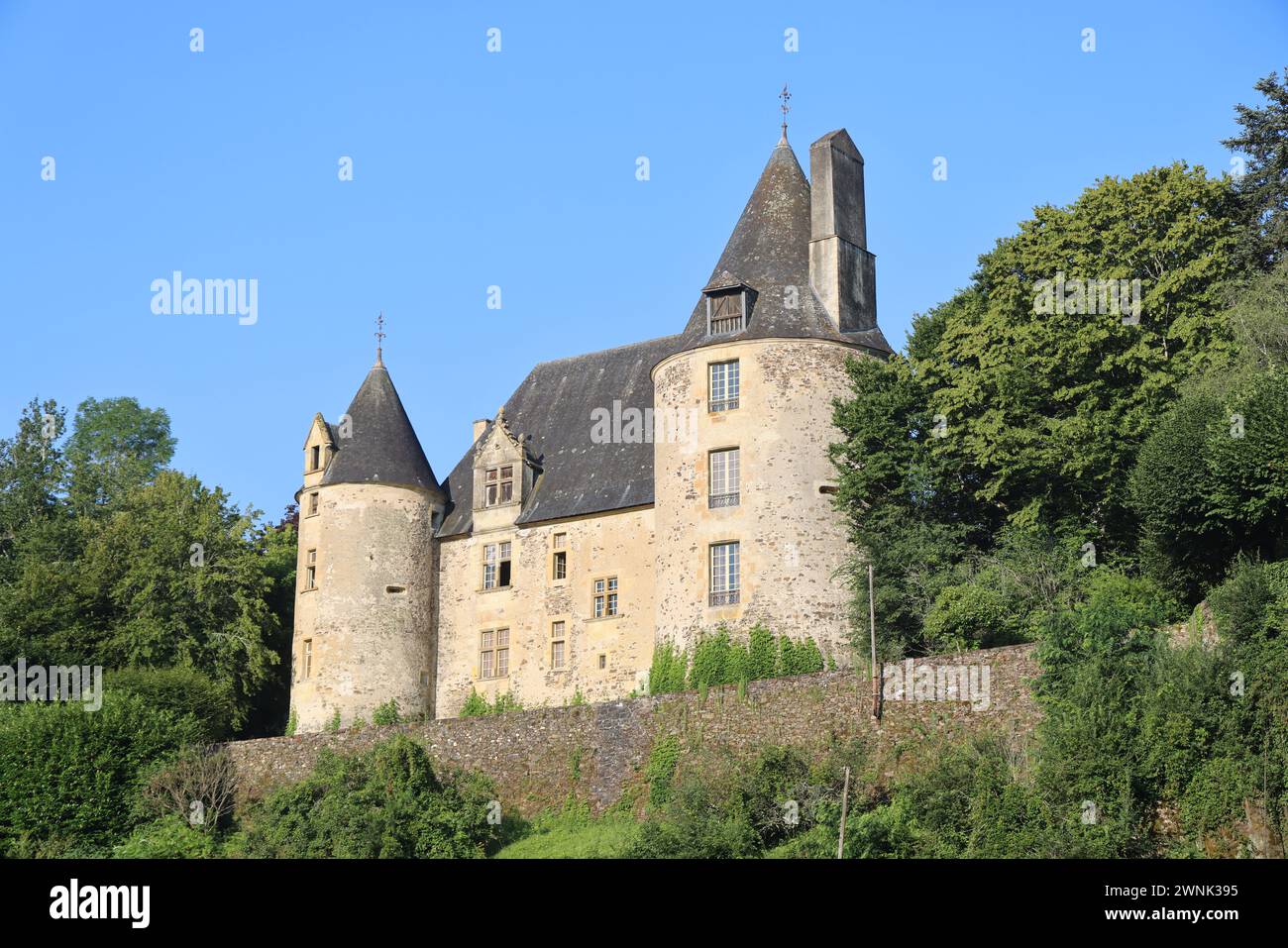 Sur les bords de l'Auvézère, la forge Savignac-Lédrier est l'un des sites les plus remarquables du Périgord vert. Certifié en 1521, il a été répertorié comme Banque D'Images