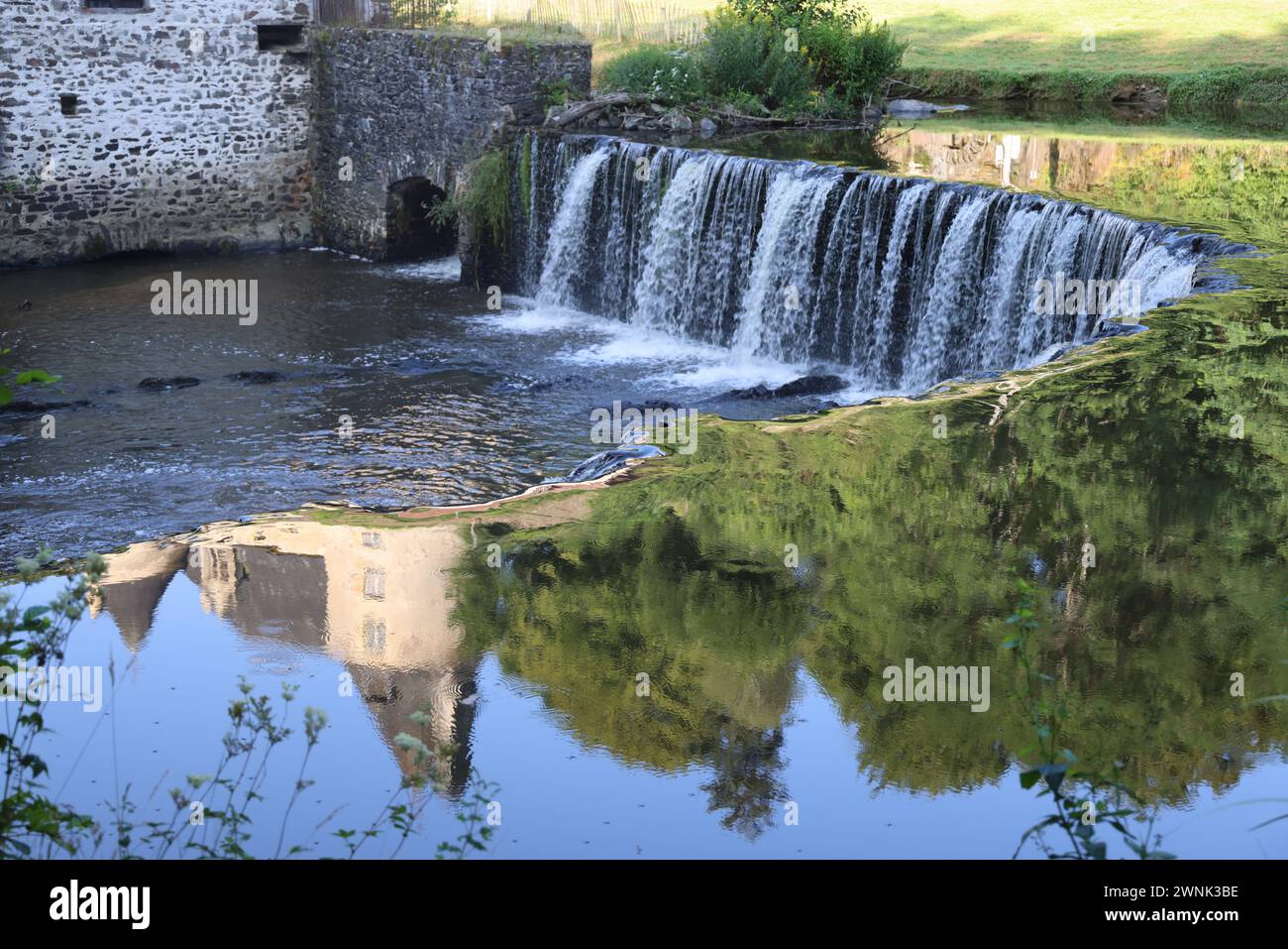 Sur les bords de l'Auvézère, la forge Savignac-Lédrier est l'un des sites les plus remarquables du Périgord vert. Certifié en 1521, il a été répertorié comme Banque D'Images