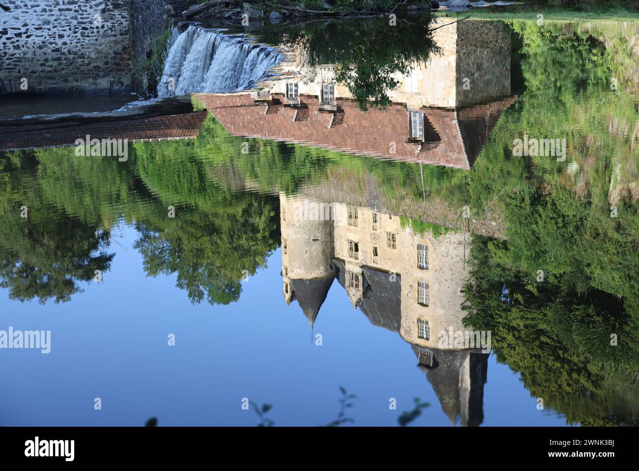 Sur les bords de l'Auvézère, la forge Savignac-Lédrier est l'un des sites les plus remarquables du Périgord vert. Certifié en 1521, il a été répertorié comme Banque D'Images