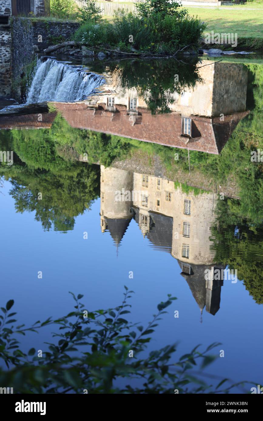 Sur les bords de l'Auvézère, la forge Savignac-Lédrier est l'un des sites les plus remarquables du Périgord vert. Certifié en 1521, il a été répertorié comme Banque D'Images