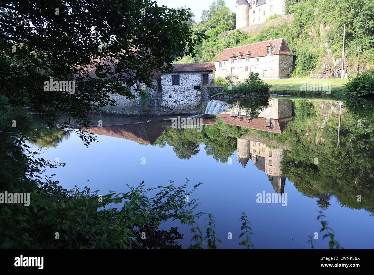 Sur les bords de l'Auvézère, la forge Savignac-Lédrier est l'un des sites les plus remarquables du Périgord vert. Certifié en 1521, il a été répertorié comme Banque D'Images