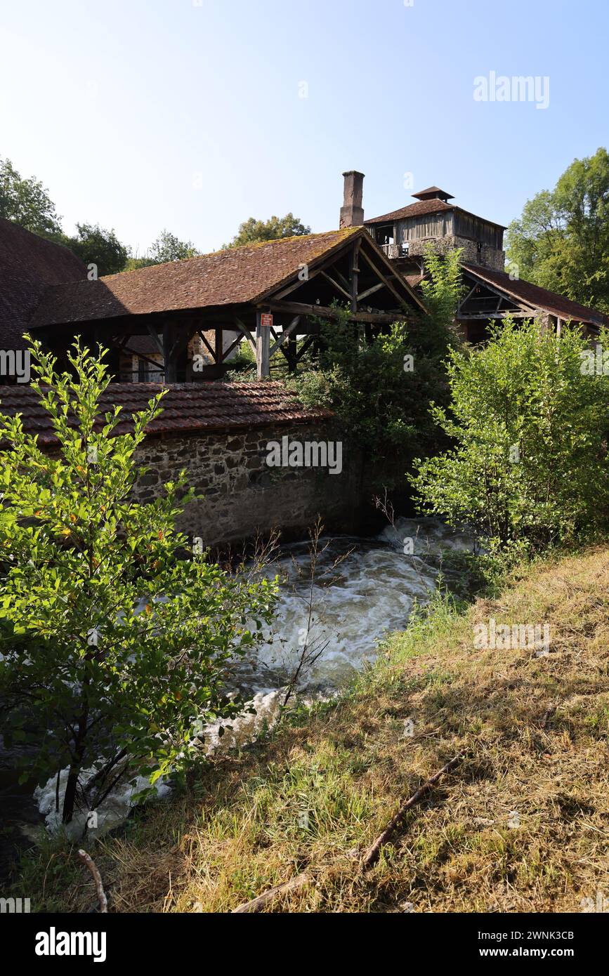 Sur les bords de l'Auvézère, la forge Savignac-Lédrier est l'un des sites les plus remarquables du Périgord vert. Certifié en 1521, il a été répertorié comme Banque D'Images