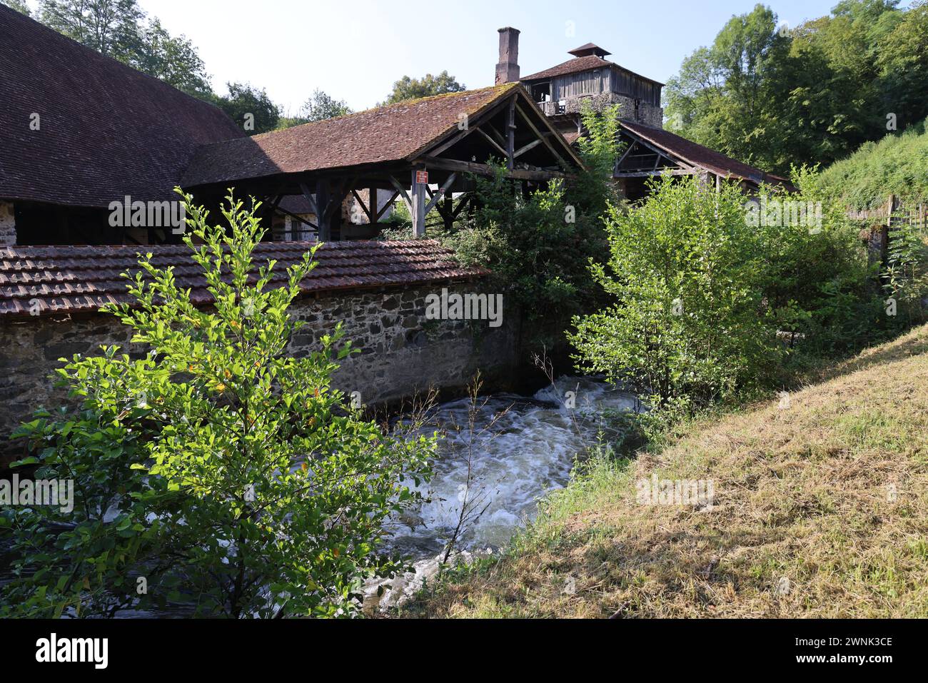 Sur les bords de l'Auvézère, la forge Savignac-Lédrier est l'un des sites les plus remarquables du Périgord vert. Certifié en 1521, il a été répertorié comme Banque D'Images