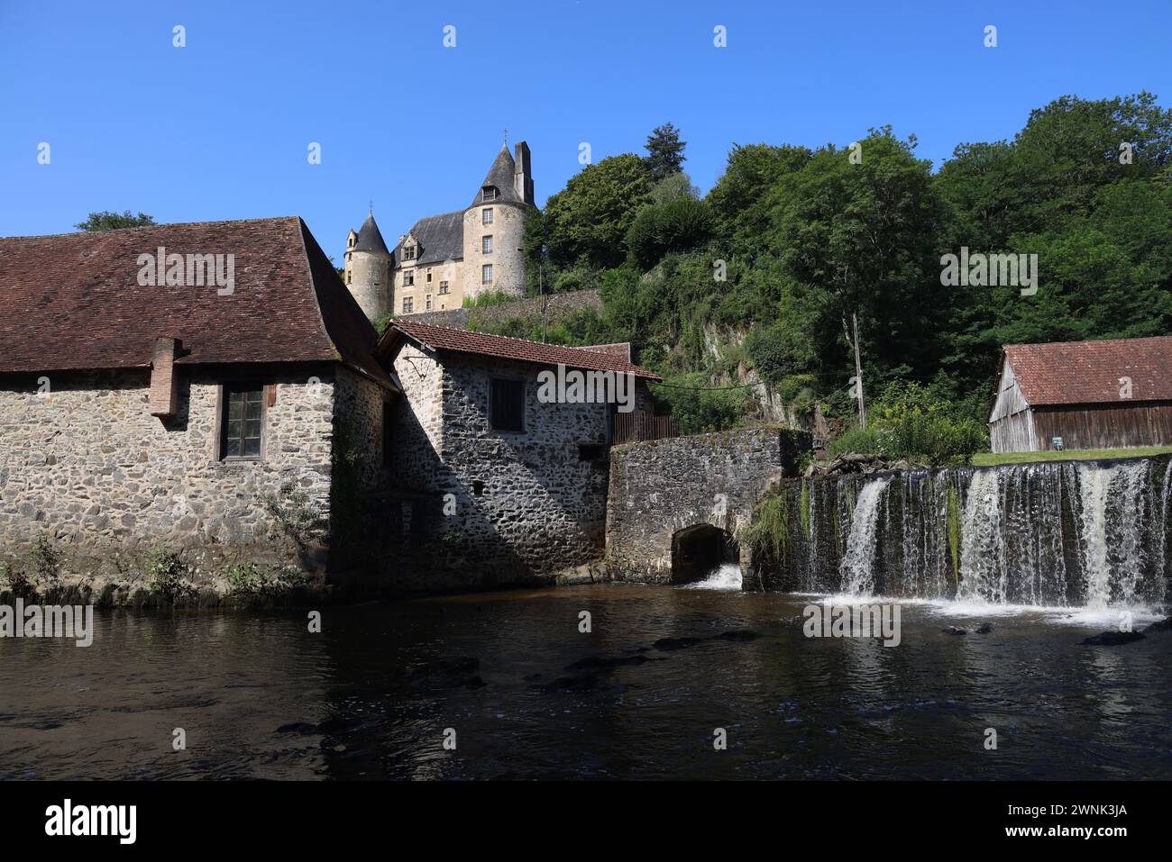 Sur les bords de l'Auvézère, la forge Savignac-Lédrier est l'un des sites les plus remarquables du Périgord vert. Certifié en 1521, il a été répertorié comme Banque D'Images