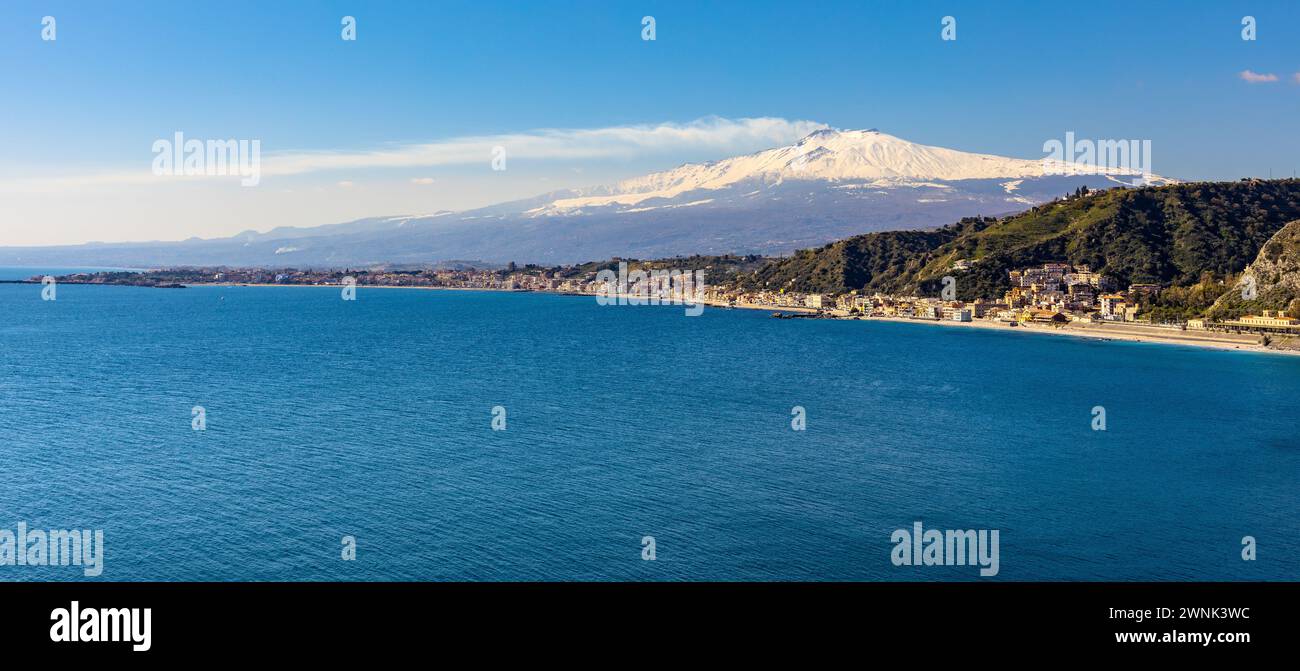 Taormine, Sicile, Italie - 15 février 2023 : vue panoramique sur la rive de Taormine à la mer Ionienne avec Giardini Naxos et Villagonia villes et l'Etna Banque D'Images