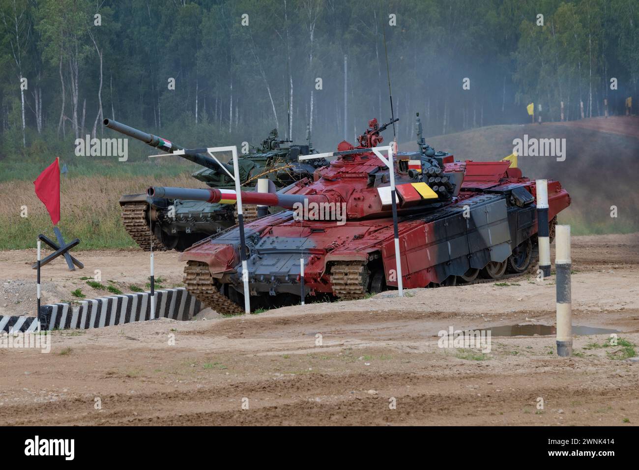 ALABINO, RUSSIE - 19 AOÛT 2022 : chars T-72B3 Soudan et Ossétie du Sud sur la piste de biathlon des chars à Alabino. Jeux de guerre internationaux 2022 Banque D'Images