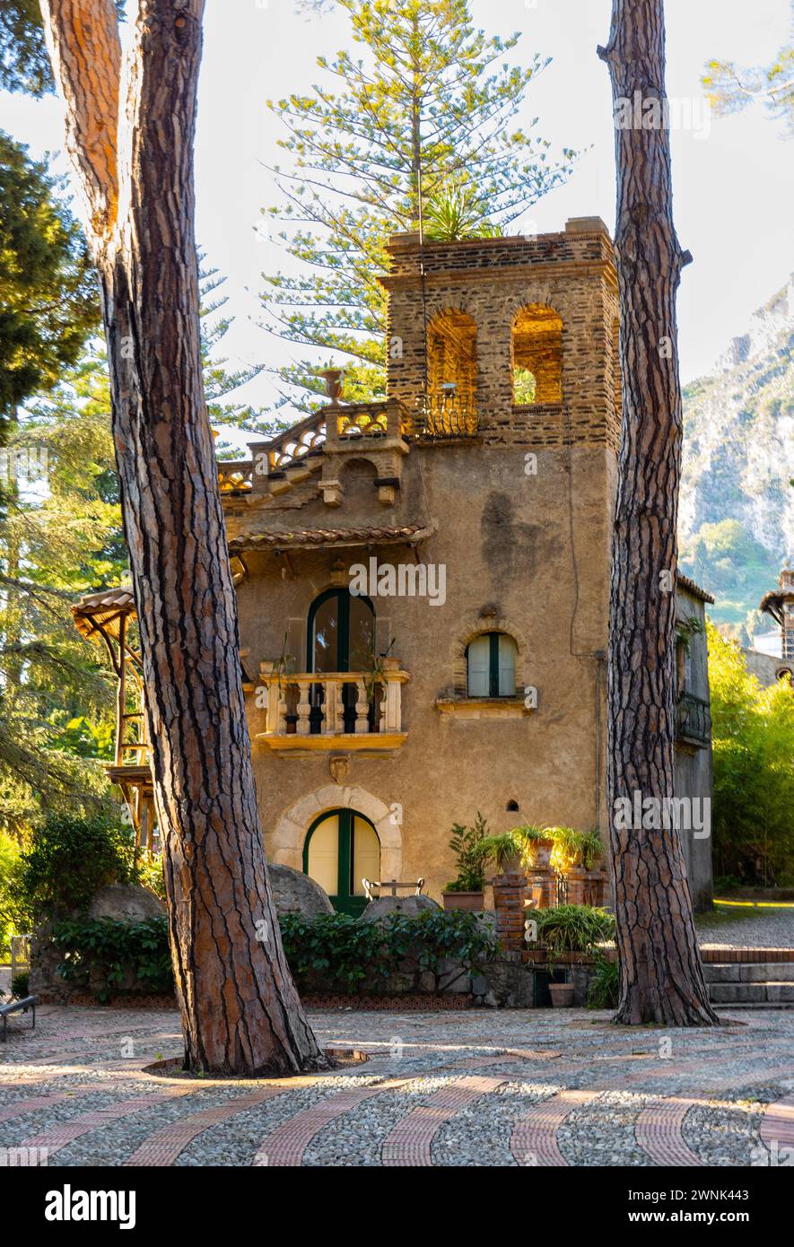 Taormina, Sicile, Italie - 15 février 2023 : Villa Comunale Taormina Parco Florence Trevelyan parc public avec pavillon des folies victoriennes Banque D'Images