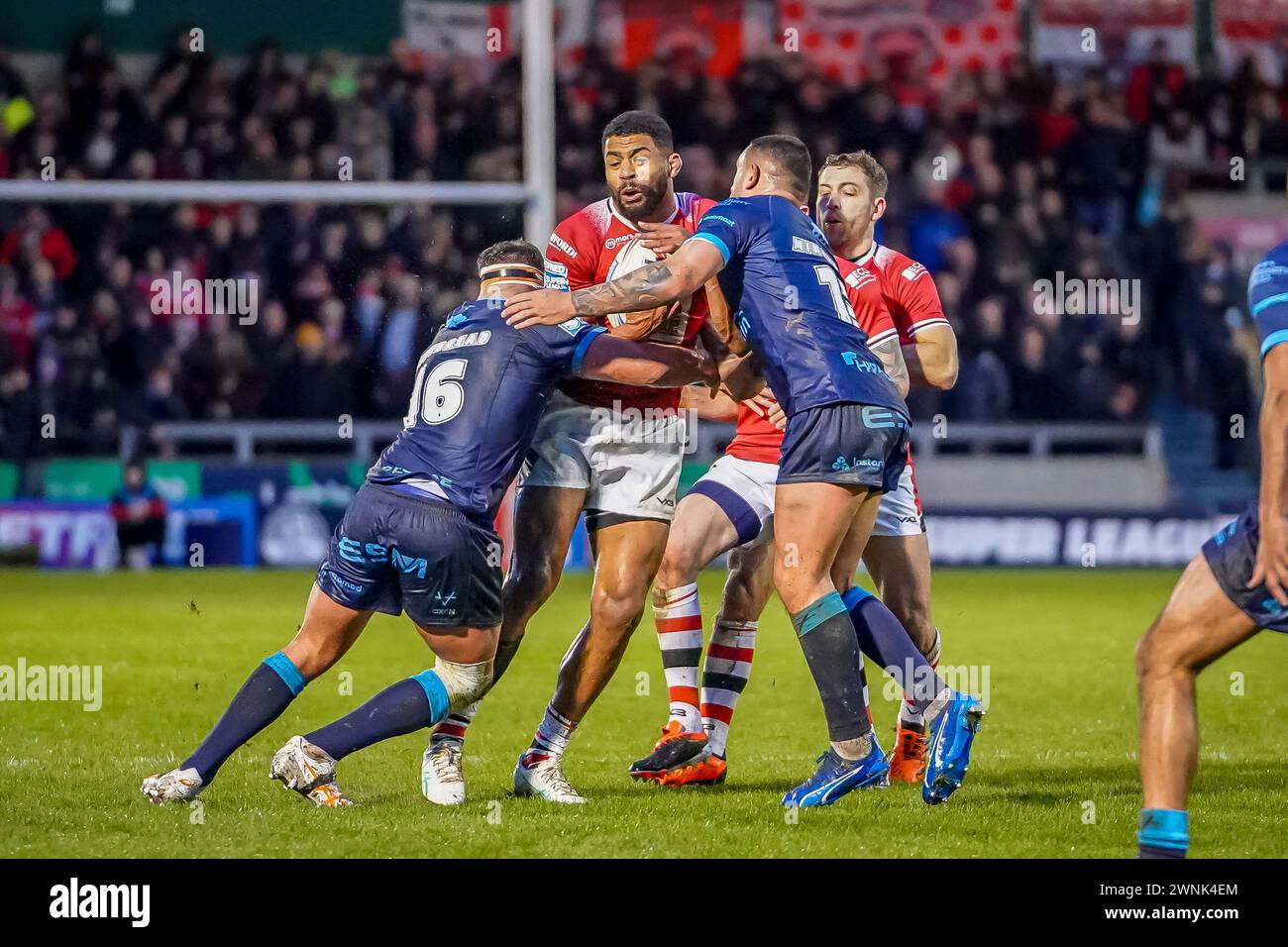 KALLUM WATKINS attaqué par la défense. Salford Red Devils vs Hull KR, samedi 2 mars 2024. Stade communautaire de Salford. Crédit : James Giblin/Alamy Live News Banque D'Images