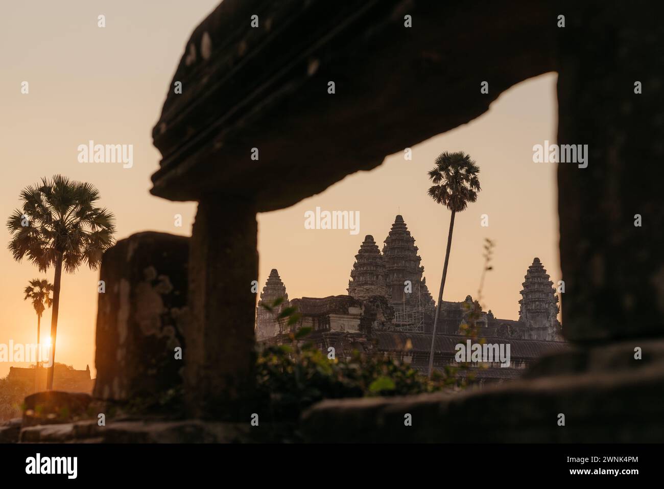 Angkor Wat, un complexe de temples bouddhistes-hindous classé au patrimoine mondial de l'UNESCO, à l'aube, près de Siem Reap, Cambodge Banque D'Images