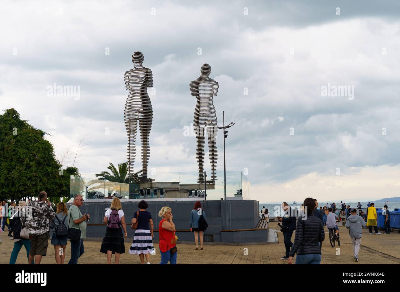 BATUMI, GÉORGIE, ADJARIA - 06 septembre 2022: Ali et Nino ont automatisé la sculpture sur la mer. Banque D'Images