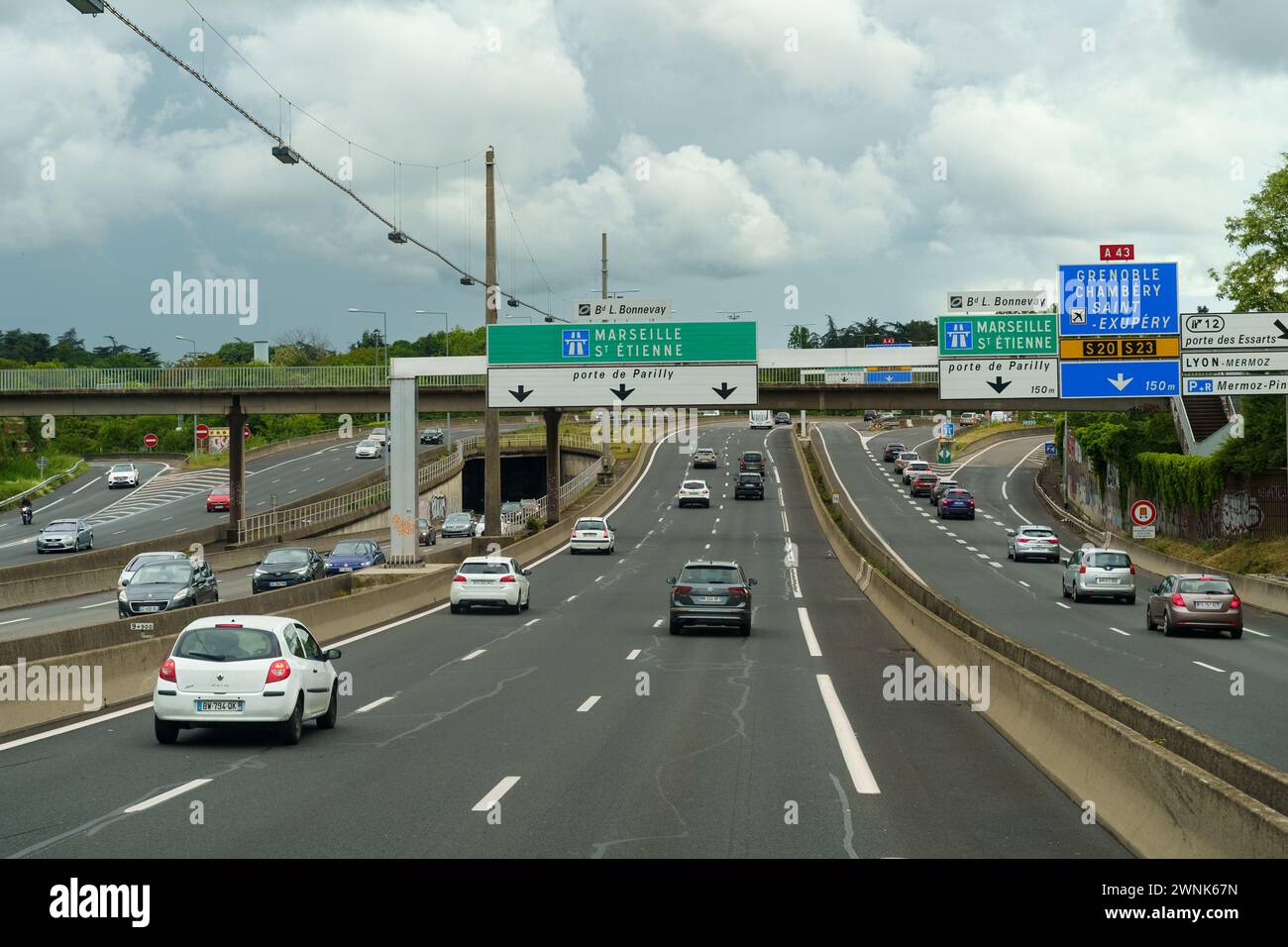 Lyon, France - 7 mai 2023 : une autoroute remplie de nombreux véhicules, y compris des voitures, des camions et des bus, se déplaçant lentement sous un ciel couvert. Banque D'Images