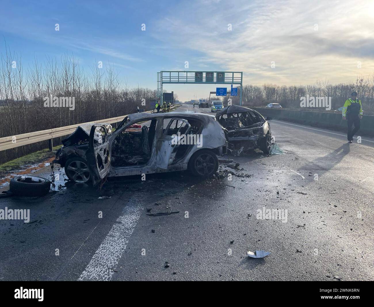 Unna, Allemagne. 03 mars 2024. Deux voitures brûlées sur la route 44 en direction de Dortmund. Cinq personnes ont été grièvement blessées, dont deux grièvement, dans un accident survenu dimanche matin impliquant une autre voiture entre le carrefour Werl et le carrefour Unna-Ost. Deux véhicules sont partis en flammes. La route devait rester fermée pendant des heures. (To dpa 'Cars Burn Out on A44 - Two People's Lives in danger') crédit : Mauermann/News 4 Video-Line TV/dpa/Alamy Live News Banque D'Images