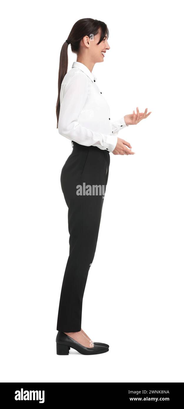 Femme d'affaires heureuse en chemise et pantalon noir sur fond blanc Banque D'Images