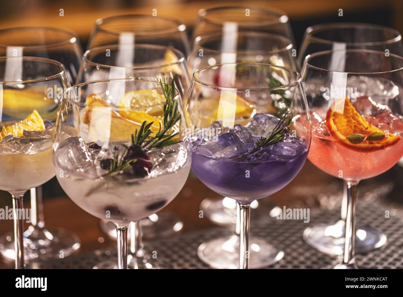 Cocktails gin tonic avec différents goûts dans des verres de ballon sur le comptoir de bar Banque D'Images