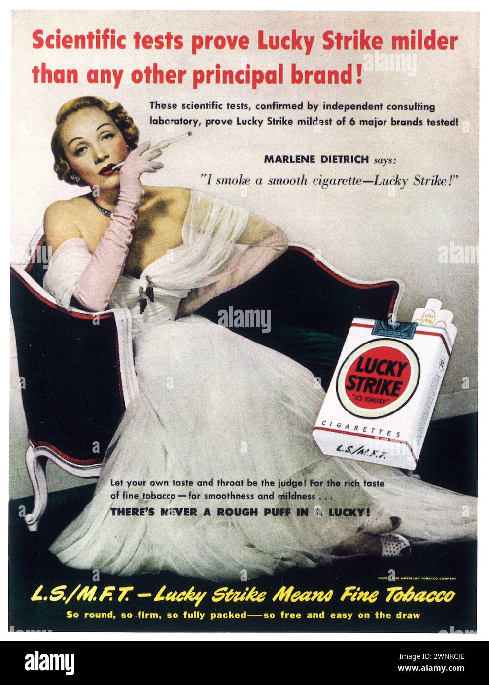 1950 annonce Lucky Strike cigarettes avec Marlene Dietrich. M.F.T. signifie Fine Tobacco. « Soyez heureux - allez chanceux ! » Banque D'Images