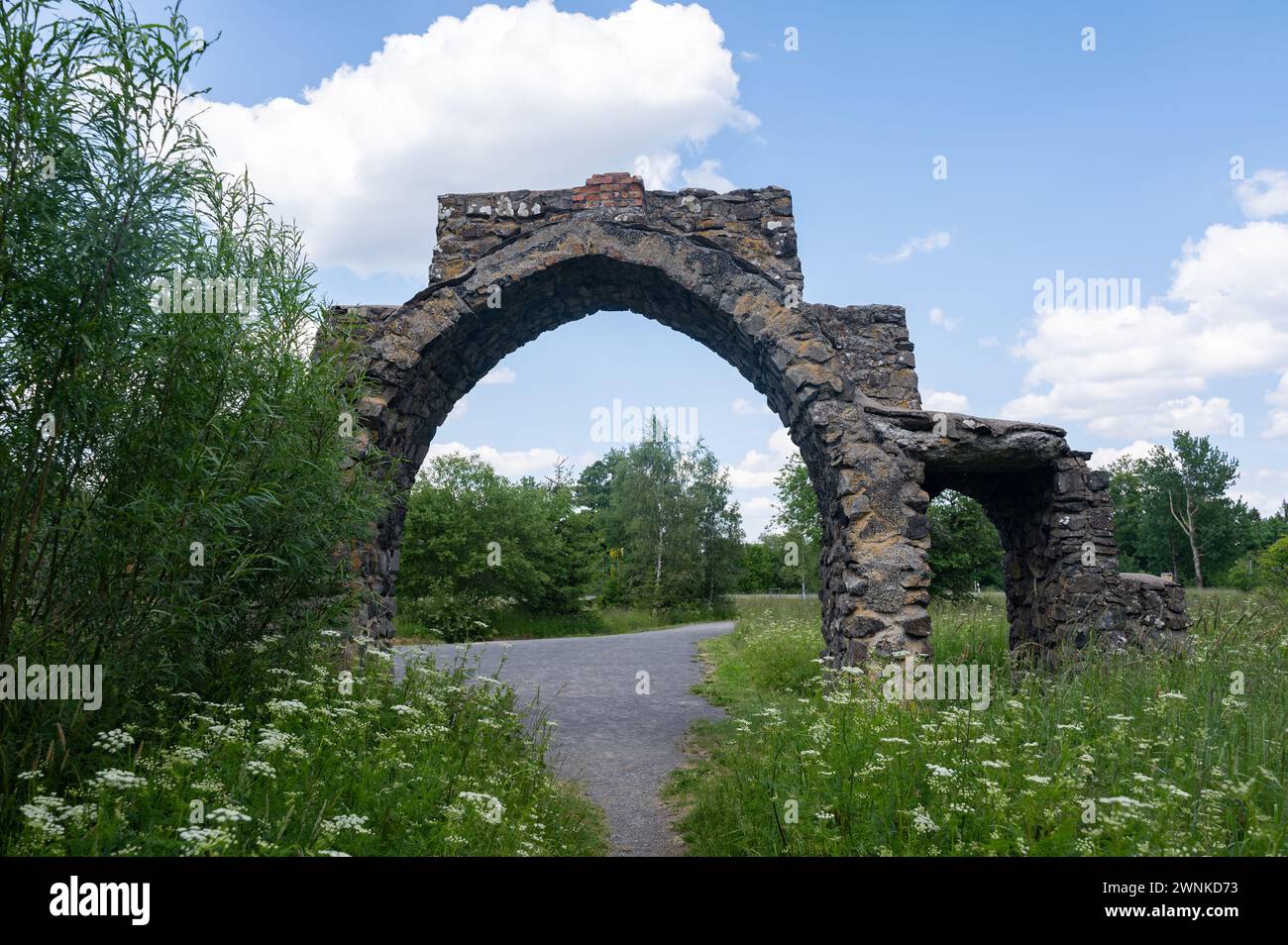 Entrée de l'ancien camp du Reich Labor Service, une porte faite de pierres de basalte, relique de l'époque nazie dans le Rhoen au Black Moor, Allemagne Banque D'Images