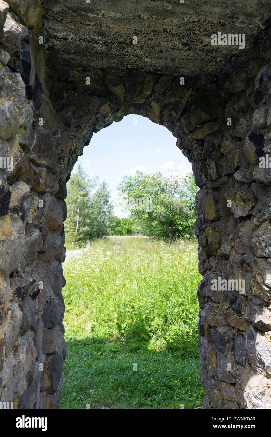 Entrée de l'ancien camp du Reich Labor Service, une porte faite de pierres de basalte, relique de l'époque nazie dans le Rhoen au Black Moor, Allemagne Banque D'Images