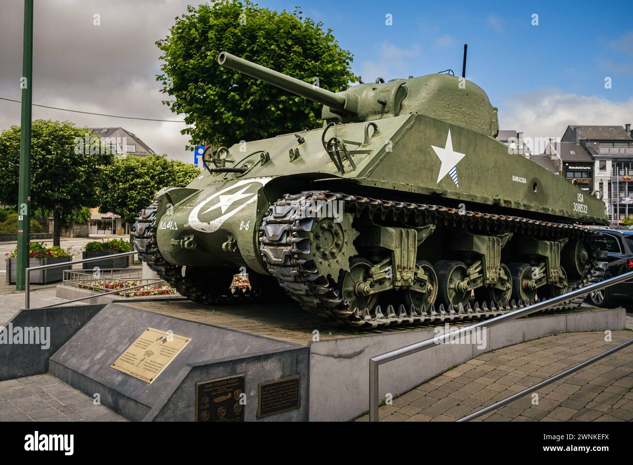 Bastogne, Belgique - 17 juillet 2021 : char américain M4 Sherman, Barracuda, sur la place McAuliffe. Monument pour se souvenir de la bataille des Ardennes dans le se Banque D'Images