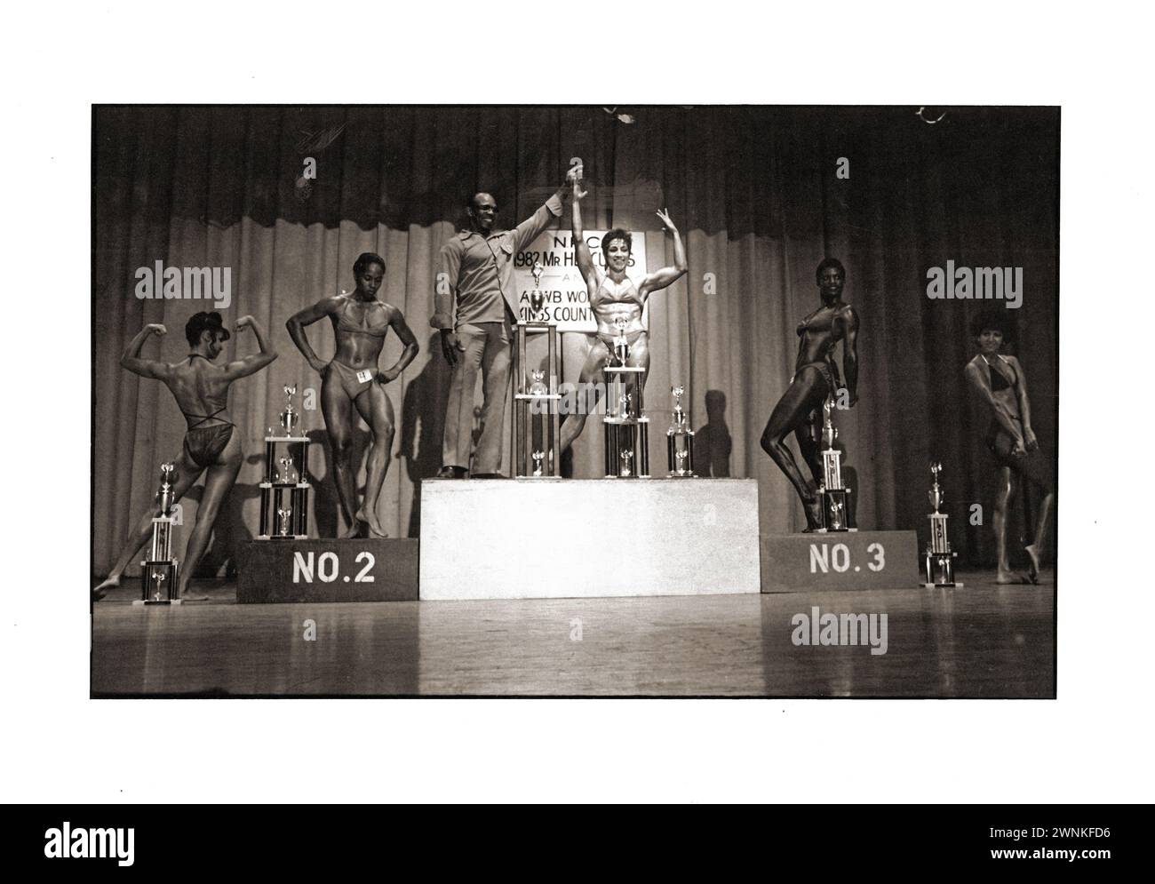 Gagnantes et participantes au championnat de la division Women's Kings County Open Body. À Brooklyn, New York en 1982. Lors de la cérémonie de remise des trophées. Banque D'Images