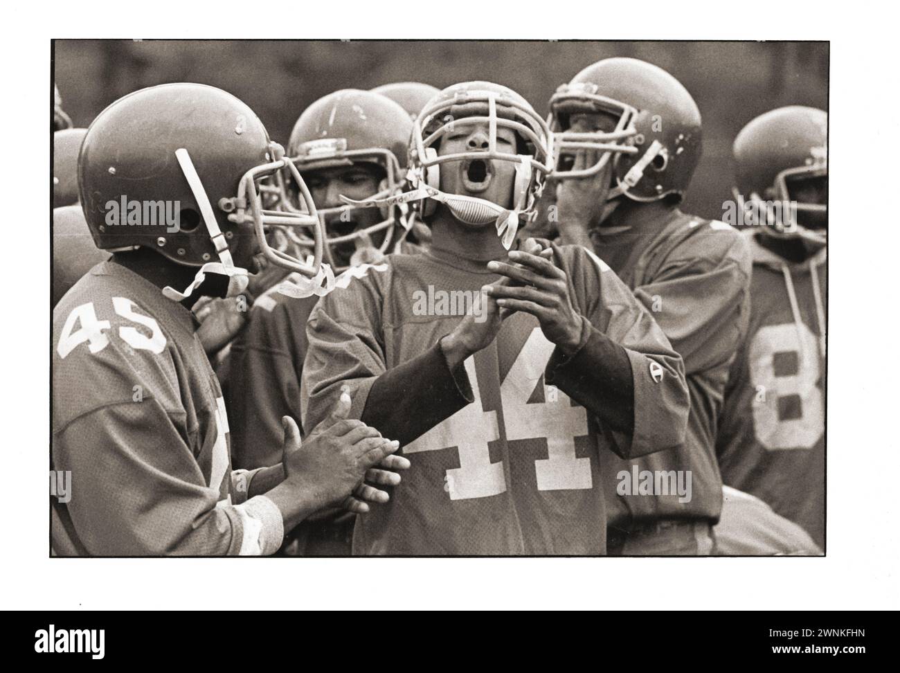 Un membre exubérant de l'équipe de football de la John Jay High School lors d'une séance d'entraînement en 1982 à Prospect Park, Brooklyn, New York. Banque D'Images