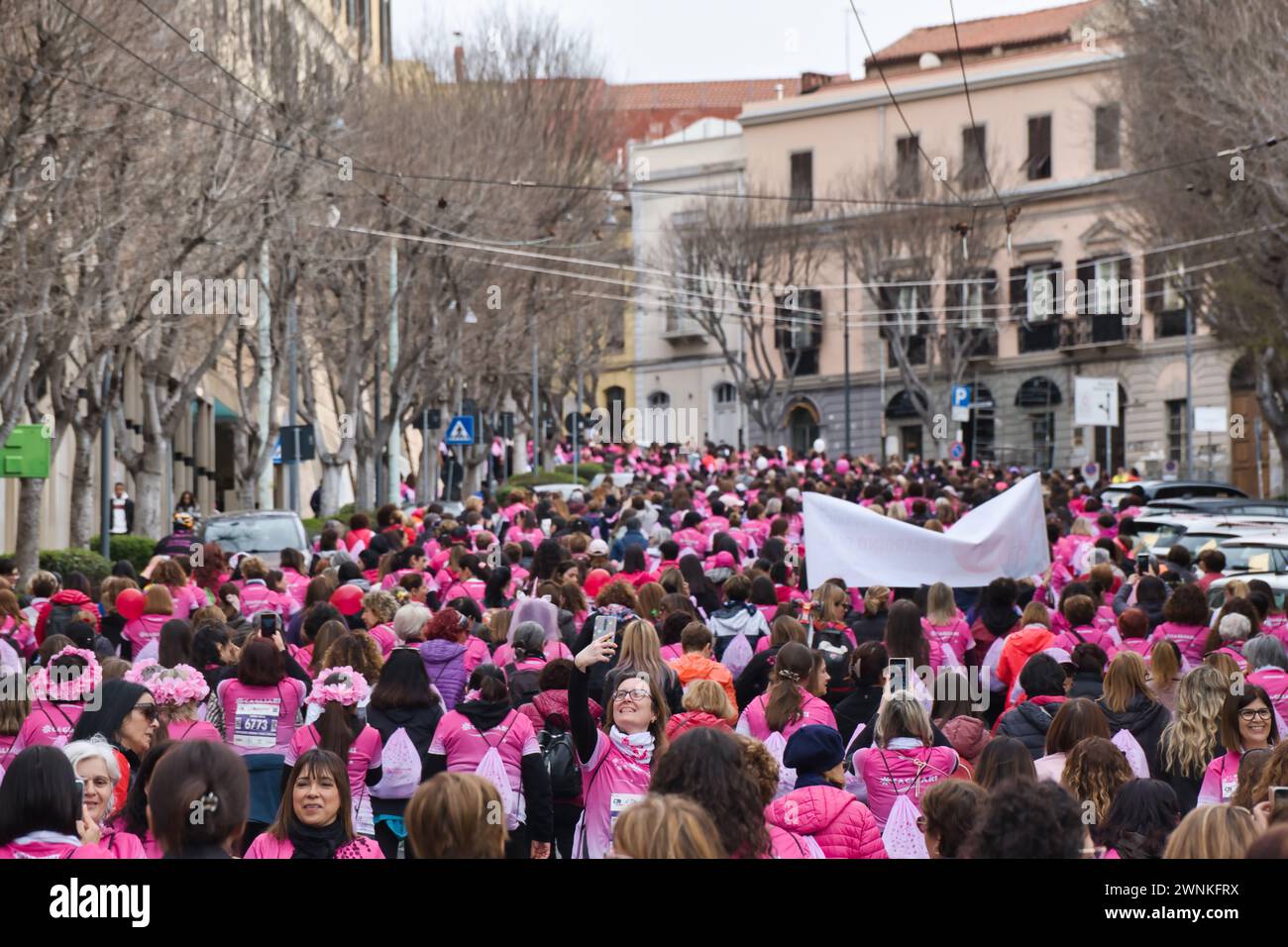 Flux de chemises roses au Solo Women Run à Cagliari Banque D'Images