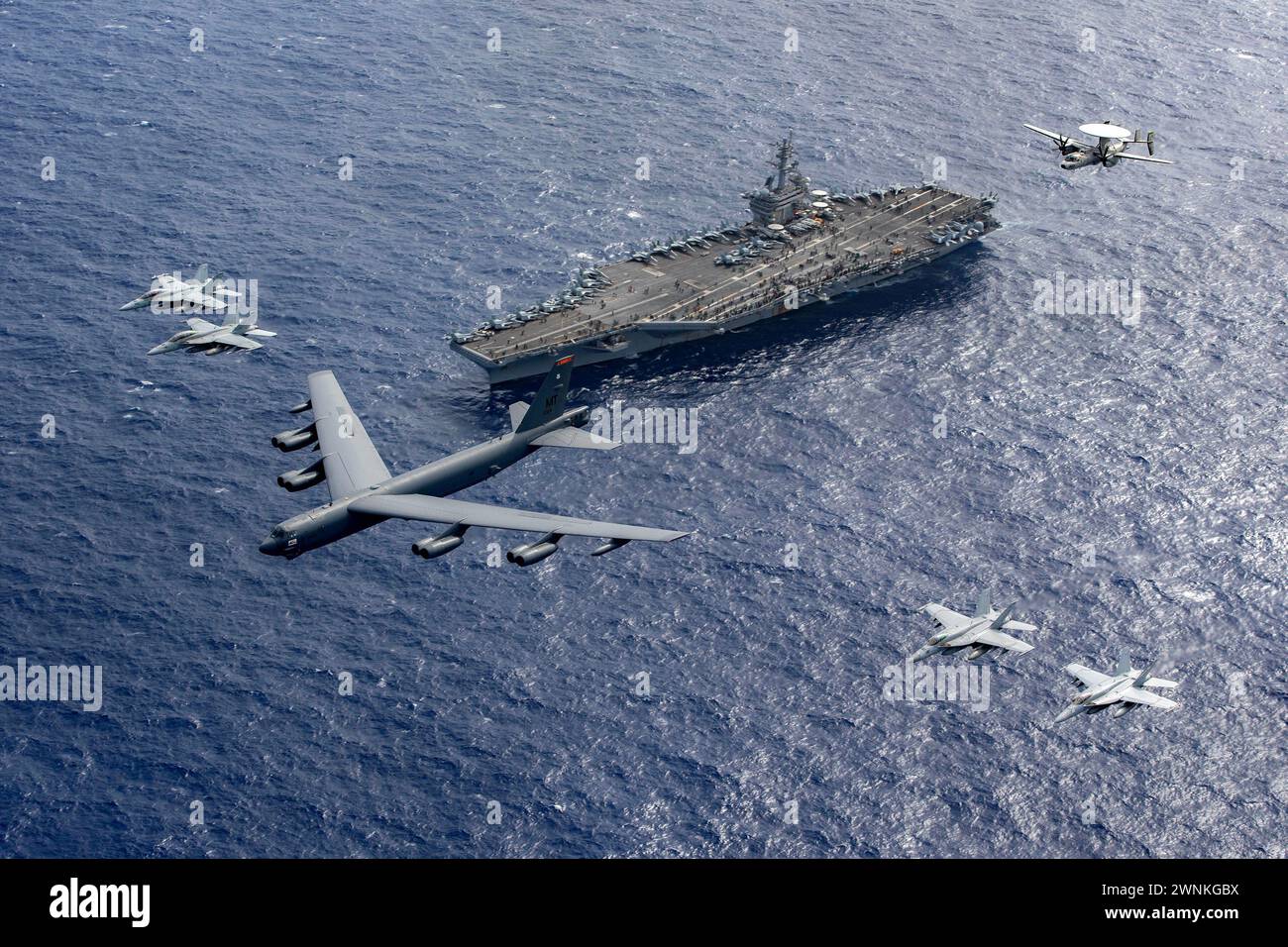 PHILIPPINE SEA (24 février 2024) Une Stratofortress B-52 de l'US Air Force, attachée à la 5th Bomb Wing Banque D'Images