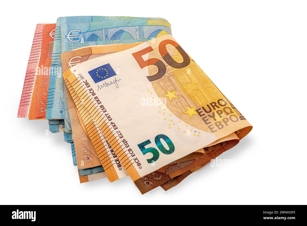 Billets en euros pliés isolés sur blanc avec chemin de détourage inclus. Lot de billets de 50, 20 et 10 euros. Banque D'Images