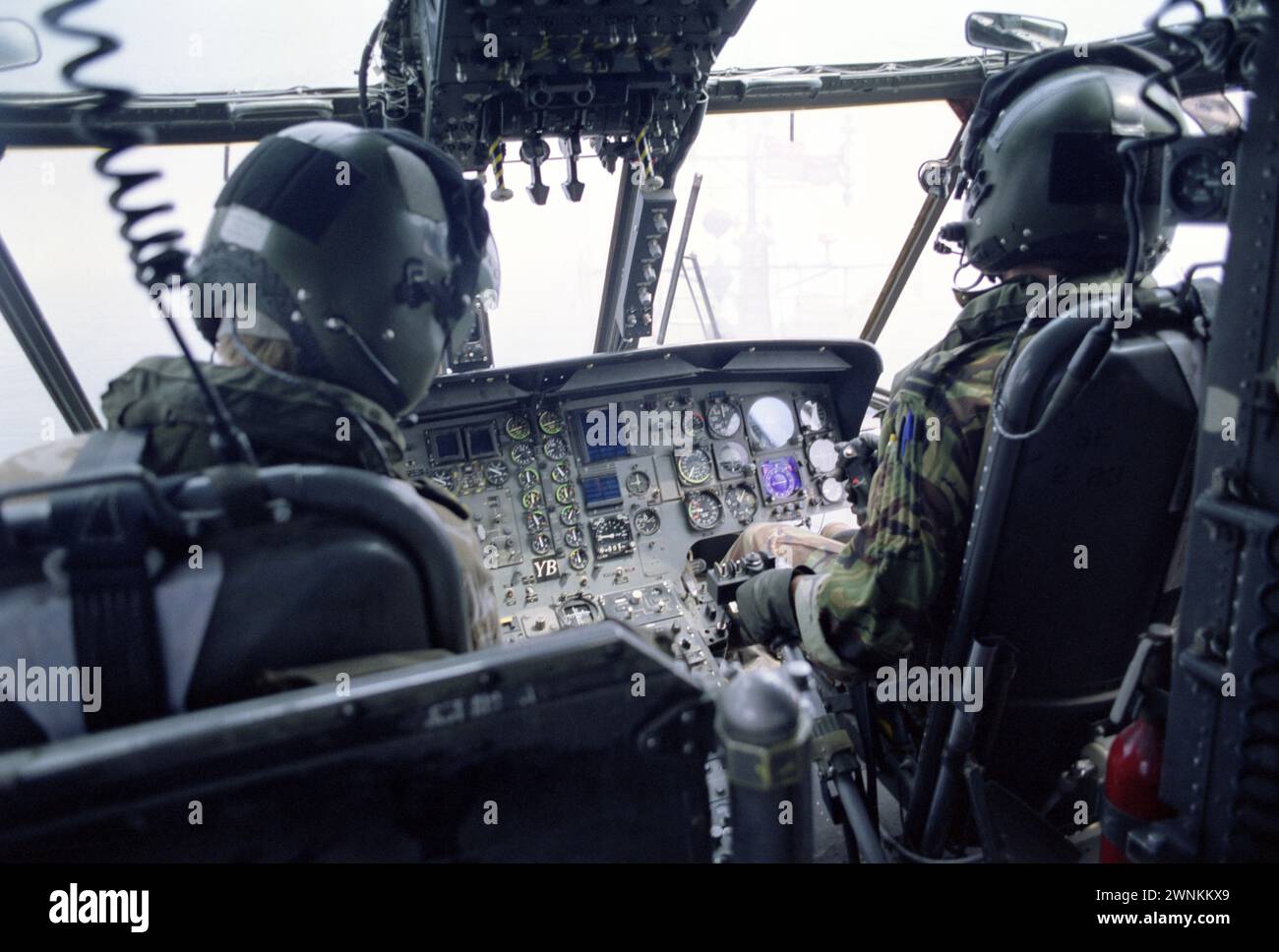 20 mars 1991 la vue à l'intérieur du cockpit d'un hélicoptère Sea King de la RAF alors qu'il planait près de la superstructure du HMS Dulverton dans le golfe Persique. Banque D'Images