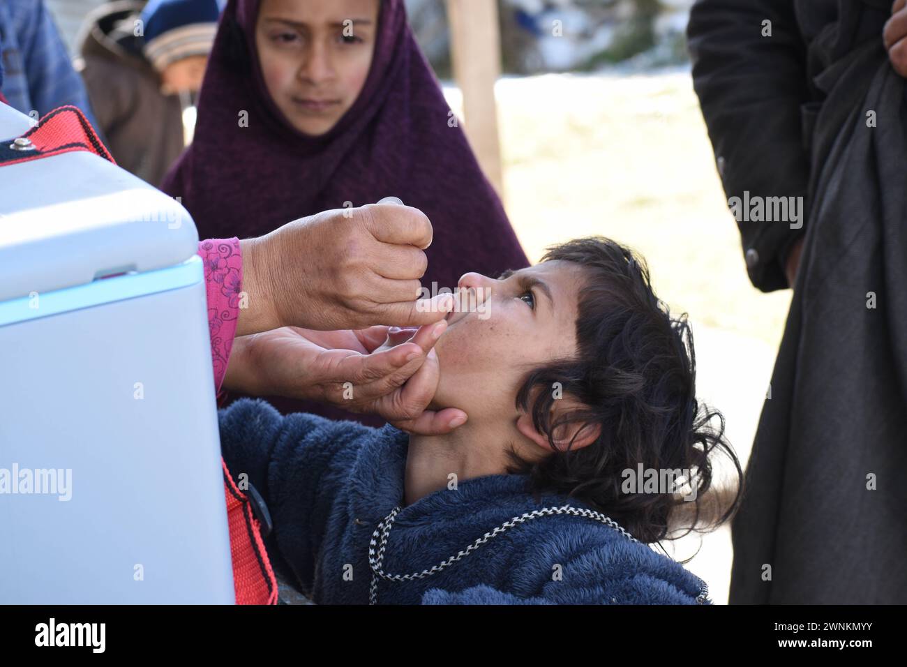 Srinagar, Inde. 03 mars 2024. À Srinagar, au Cachemire, en Inde, le 3 mars 2024 : un jeune enfant reçoit les gouttes de vaccin oral contre la poliomyélite qui sauvent la vie sur un stand dédié à Srinagar, au Cachemire, lors de la Journée de la poliomyélite, marquant un effort collectif pour éradiquer la poliomyélite et protéger la santé de la communauté. (Photo de Danish Showkat/Sipa USA) crédit : Sipa USA/Alamy Live News Banque D'Images