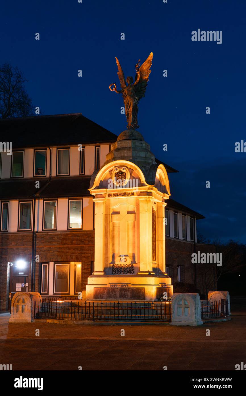 Monument de la première et de la seconde Guerre mondiale avec un ange de la victoire en bronze au sommet d'un obélisque de pierre carré au Basingstoke War Memorial Park la nuit. Angleterre Banque D'Images