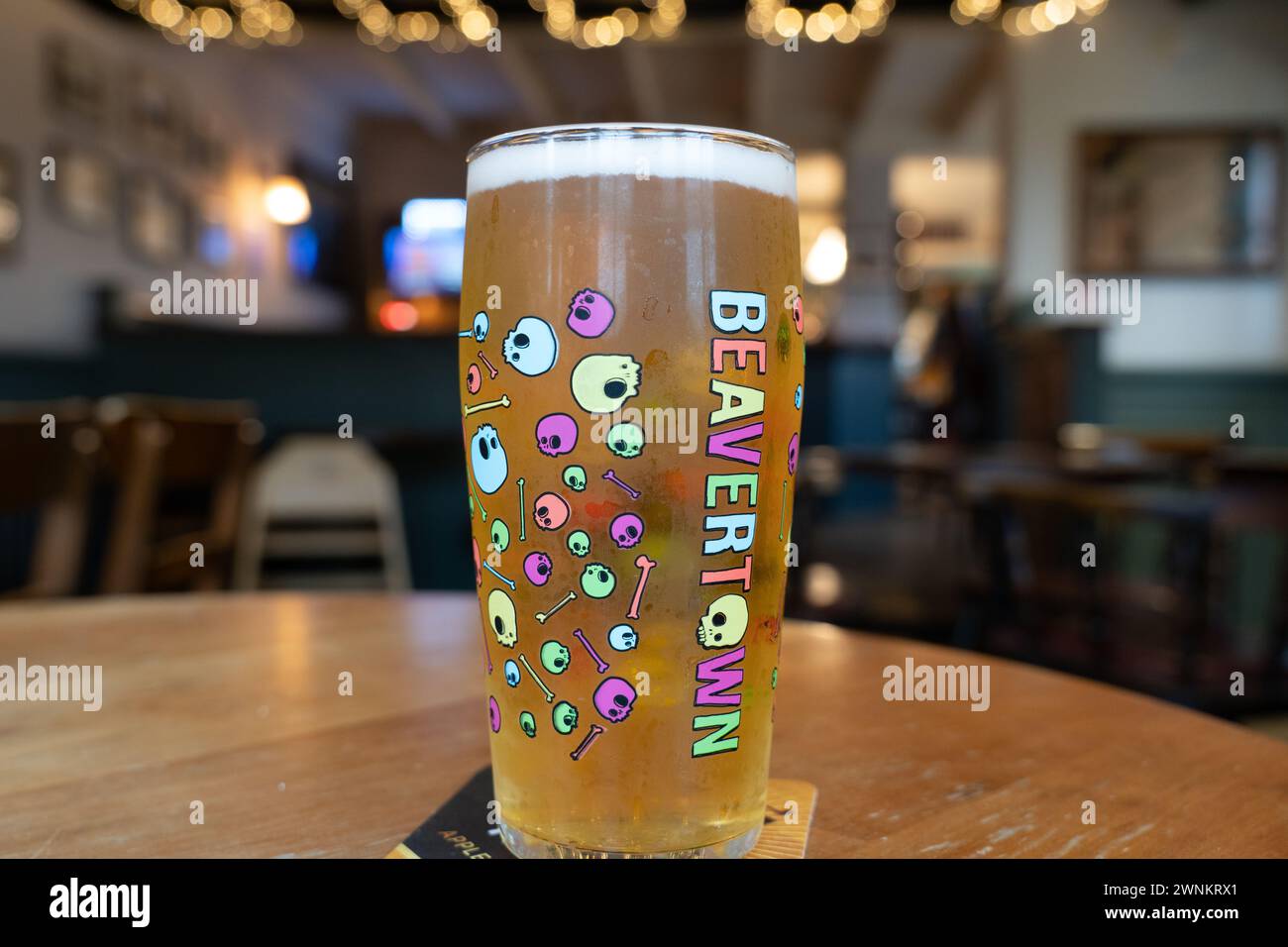 Une séance d'huile de cou IPA par la brasserie Beavertown sur un tapis de bière dans un pub anglais traditionnel dans le village du Hampshire de Silchester. ROYAUME-UNI Banque D'Images