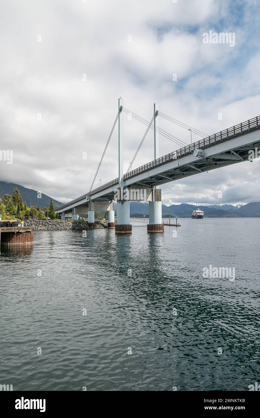 Le pont John O'Connell Bridge à haubans au-dessus du canal de Sitka, Sitka, Alaska, États-Unis Banque D'Images