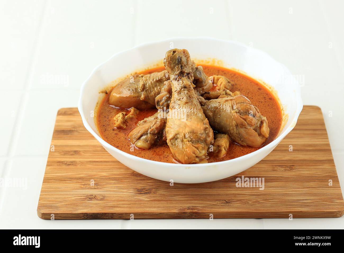 Poulet Korma Curry Ayam fait maison sur White Bowl Banque D'Images