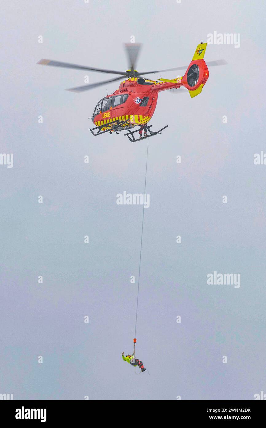 Frya 20240302.le soi-disant hélicoptère de développement de Norwegian Air Ambulance avec la caractéristique LN-OOA pendant l'entraînement à Frya à Gudbrandsdalen. L'hélicoptère est un modèle d'Airbus MBB-BK117 d-3 et est utilisé, entre autres, pour la formation active et les essais des ascenseurs sur les hélicoptères médicaux. Photo : Paul Kleiven / NTB Banque D'Images