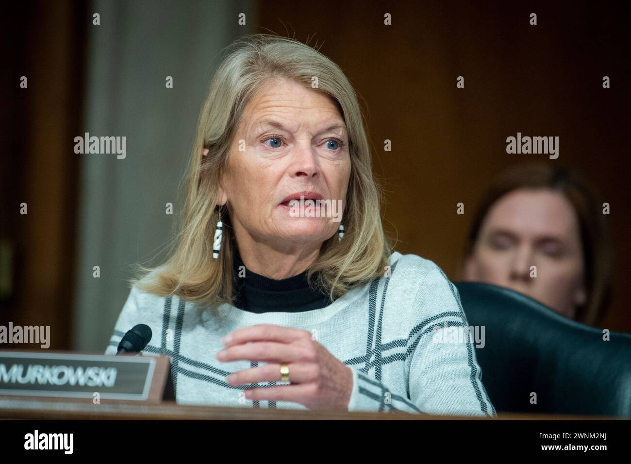 La sénatrice des États-Unis Lisa Murkowski (républicaine d’Alaska) interroge le panel lors d’une audience du Comité sénatorial sur la santé, l’éducation, le travail et les pensions pour examiner la question de la lutte contre le long COVID, en se concentrant sur l’avancement de la recherche et l’amélioration des soins aux patients, dans le bâtiment des bureaux du Sénat Dirksen à Washington, DC, jeudi 18 janvier 2024.crédit : Rod Lamkey / CNP / SIPA USA pour NY Post (RESTRICTION : PAS DE Daily mail. AUCUN journal de New York ou du New Jersey ni aucun journal dans un rayon de 75 milles autour de New York.) Banque D'Images