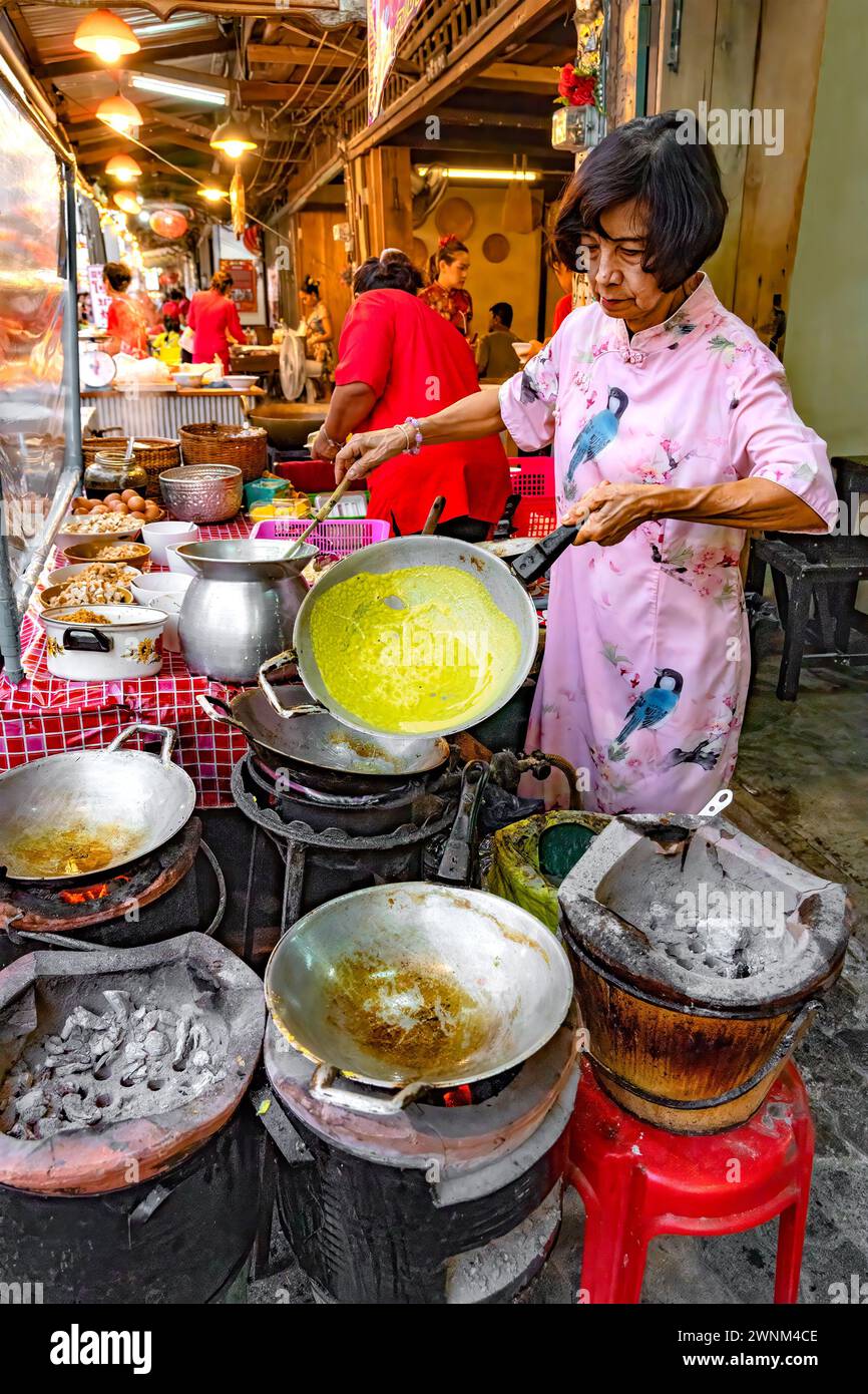 Thaïlande, 10 février 2024 : Chakngeaw Chinese Village, les visiteurs viennent voir et goûter une variété de nourriture. Ici, un vendeur fait une crêpe salée. Banque D'Images