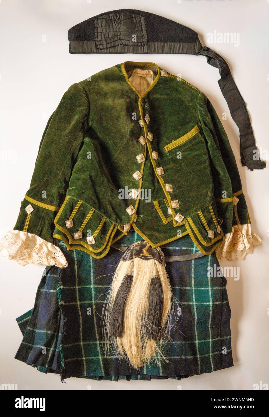 Une tenue de clan vintage de quatre ans, environ 1910, tartan inconnu avec broche écossaise, bonnet Glengarry et sporran Banque D'Images
