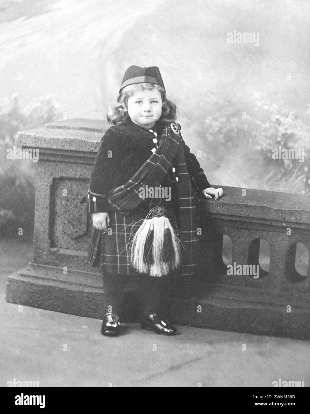 Frank Dakin Bramwell (10906-1988) photographié vers 1910 portant sa tenue de Piper écossais Banque D'Images
