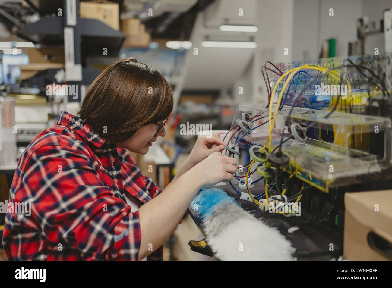 Femme travaillant dans une imprimerie Banque D'Images
