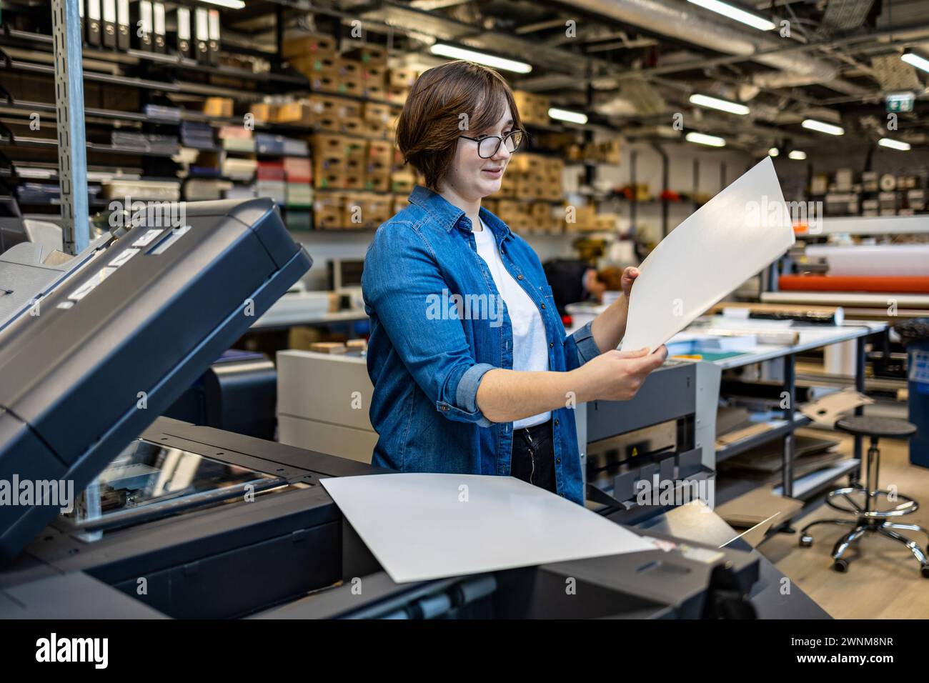 Femme travaillant dans une imprimerie Banque D'Images